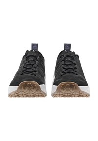 Le scarpe sportive in suede nere presentano un intersuola bianca e una suola in gomma marrone. Il design include lacci e un tirante sul tallone.