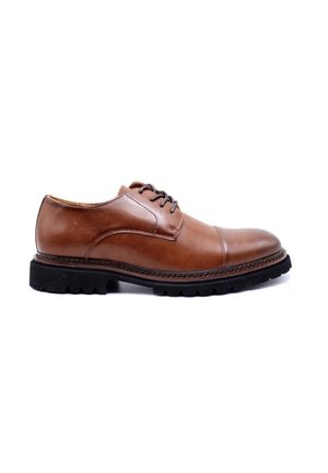 Chaussure en cuir marron à lacets avec un bout arrondi, des coutures contrastantes et une semelle en caoutchouc noir texturé dotée de profondes rainures.