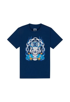 Granatowy bawełniany t-shirt z dużą grafiką czaszki otoczonej płomieniami, łańcuchami i elementami deskorolki w żywych kolorach.