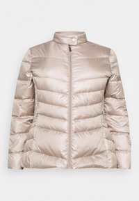 Vadderad jacka i ljusbeige med ståkrage, hel dragkedja framtill, sidofickor och ett quiltat mönster med horisontella ränder.