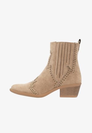 Beiger Wildleder-Stiefelette mit niedrigem, gestapeltem Holzabsatz, dekorativen Nähten, Metallnieten, elastischen Seitenteilen und Zugschlaufe hinten.