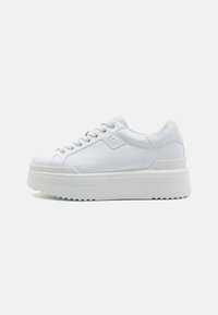 Sneakers platform bianchi con finitura in pelle liscia, punta rotonda e suola spessa e testurizzata. Presentano un dettaglio del logo sul lato e lacci.