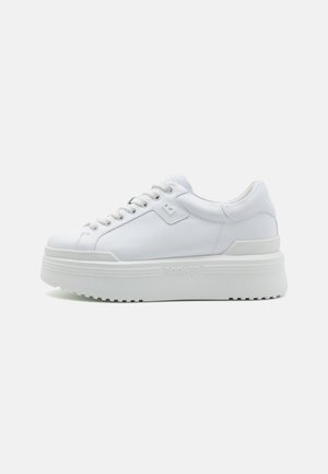 Hvite plattform-sneakers med en jevn lærfinish, rund tå og en tykk, strukturert såle. Har logo-detaljer på siden og snøringer.