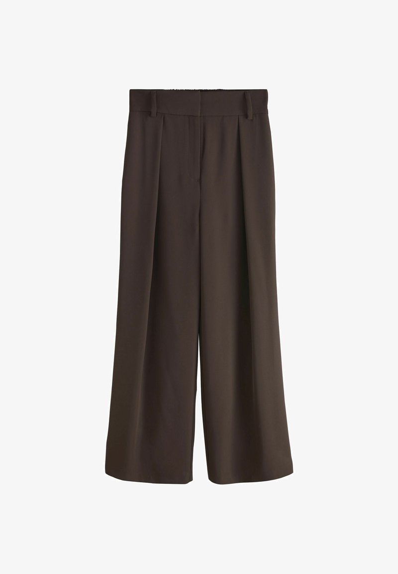 Pantalon marron à jambes larges avec plis, passants pour ceinture et fermeture frontale dissimulée, présenté sur un fond blanc.