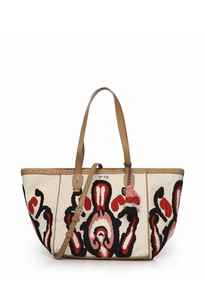 Beige totebag met rode, zwarte en roze abstracte patronen, handvatten van tan leer, verstelbare schouderriem en decoratieve kwastjes aan de voorkant.