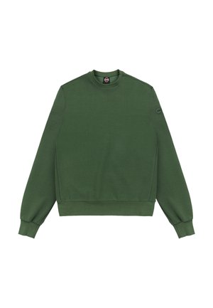 Sudadera verde bosque con cuello redondo, mangas largas, puños y dobladillo acanalados, y un pequeño parche circular con logo en el brazo izquierdo.