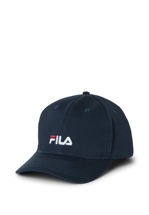 Granatowa czapka baseballowa z zakrzywionym daszkiem i haftowanym logo FILA w białym i czerwonym kolorze na przednim panelu.