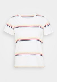 Hvid t-shirt med korte ærmer, der har horisontale striber i rød, blå, pink og gul. Klassisk rund hals og blødt bomuldsstof.