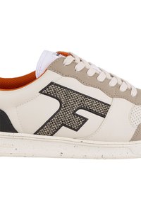 Sneaker beige con lacci bianchi, fodera interna arancione, logo "F" testurizzato nero sul lato e suola bianca screziata.
