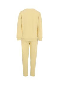Gele katoenen sweatshirt en broekenset. Beiden hebben ribbels aan de mouwen en een relaxte pasvorm. Gladde textuur, eenvoudig ontwerp, geen patronen of accenten.