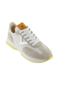 Baskets gris clair et blanches avec une tige en daim et en maille, des accents jaunes, un col rembourré et des lacets blancs sur une semelle texturée.