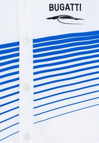Camicia bianca con strisce orizzontali blu, logo "BUGATTI" e silhouette di un'auto. Realizzata in un tessuto liscio con colletto classico.