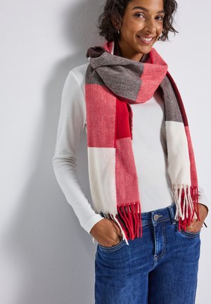 Sciarpa intrecciata con un design a toppa in rosso, grigio e bianco, con bordi frangiati. La texture appare morbida e calda.
