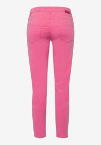 Pantalon en denim rose au design ajusté, avec une taille mi-haute, deux poches arrière et des ourlets roulés aux chevilles. Texture lisse.