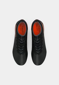 Pantofi sport negri cu material texturat, accente portocalii pe tălpi și șireturi negre. Prezintă un design aerodinamic și o parte superioară respirabilă.