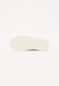 Sneakersåle i off-white gummi med teksturert grep og preget merkenavn. Enkel, flat design med avrundede kanter for komfort.