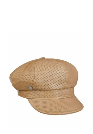 Hellbraune perforierte Leder-Mütze im Stil einer Schiebermütze mit kleinem metallicfarbenem Logostift an der Seite und kurzem, gebogenem Schirm.