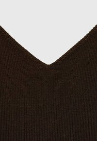 Tessuto marrone a coste con design a V. La texture è fine e leggermente elastica, con cuciture ordinate lungo il colletto.