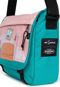 Eastpak schoudertas met roze klep en turquoise body, voorzien van cartoonillustraties, een zwarte strap en merkpatches.