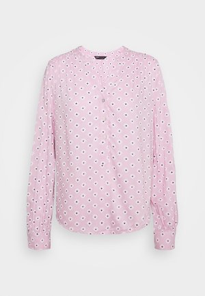 Rosa Bluse mit langen Ärmeln, weißem Blumenmuster, rundem Ausschnitt und einer durchgehenden Knopfleiste vorne.