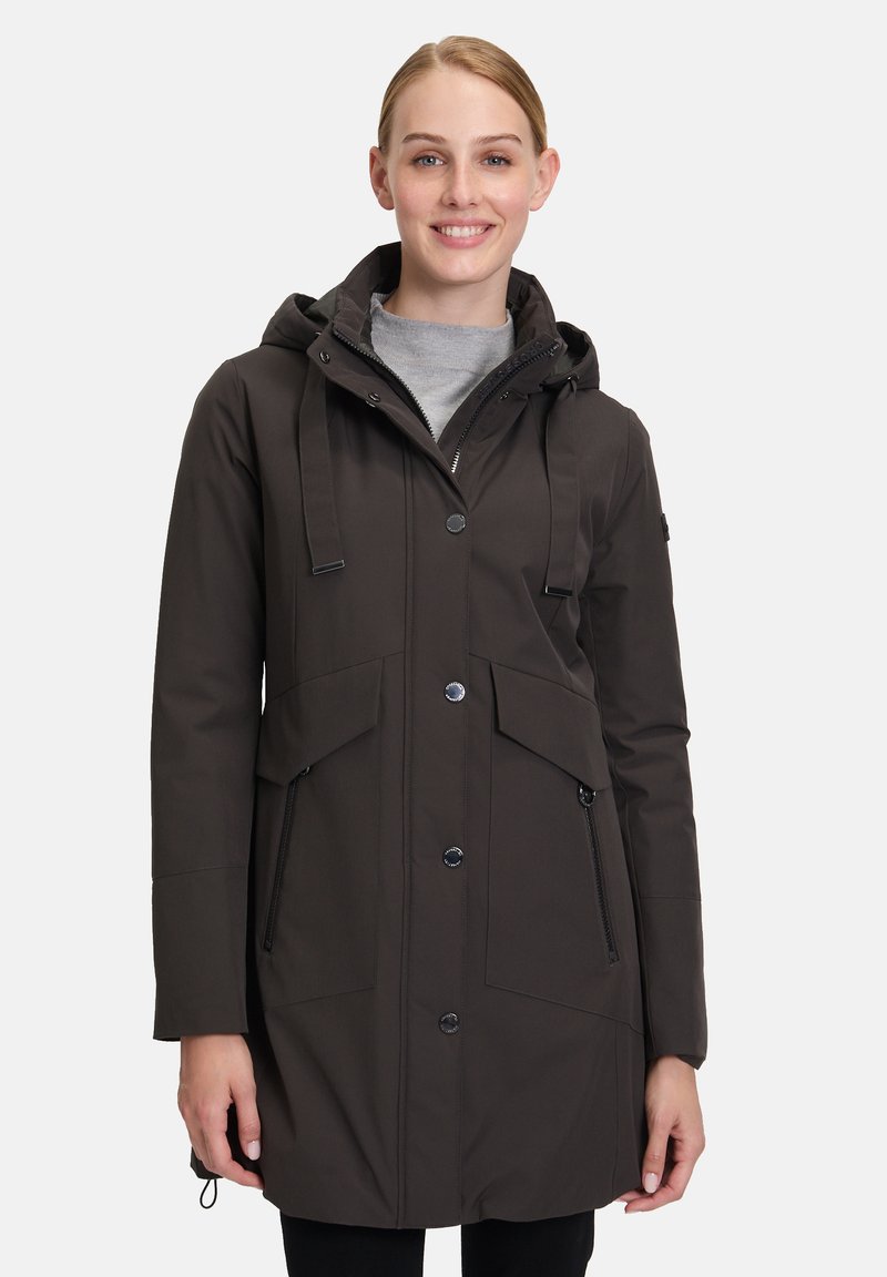Parka imperméable marron foncé avec capuche, fermeture à glissière et à boutons à l'avant, grandes poches et cordons de serrage réglables.