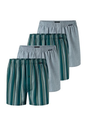Quattro paia di boxer da uomo, due a righe verdi e beige, due grigio chiaro tinta unita, tutti con vita elastica e piccole etichette del marchio.