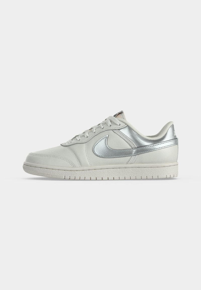Jordan AIR SKYLINE LOW - Tenisky - swan/metallic silver-coloured/black