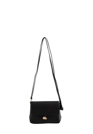 Sac bandoulière en cuir noir avec une longue bandoulière ajustable et une fermeture à boucle dorée sur le rabat avant, sur fond blanc.