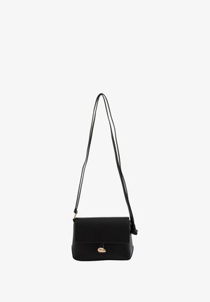 Sac bandoulière en cuir noir avec une longue bandoulière ajustable et une fermeture à boucle dorée sur le rabat avant, sur fond blanc.