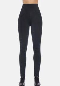 Czarne legginsy z wysokim stanem, wykonane z elastycznego materiału, z przednimi kieszeniami i gładką teksturą. Brak widocznych wzorów lub akcentów.