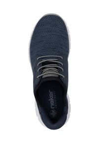 Baskets bleu marine avec une tige en tricot texturé, lacets gris et semelle blanche. Dotées d'une semelle intérieure rembourrée marquée "Antistress". Design minimaliste.