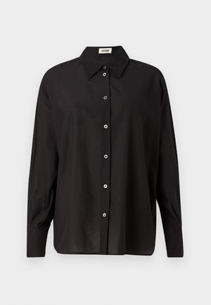 Sort skjorte med knaplukning, klassisk krave, lange ærmer og en afslappet pasform. Har glansfulde knapper langs fronten. Glat, letvægtsstof.