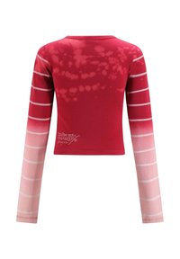 Červený top s dlouhým rukávem s gradientním designem a efektu tie-dye, na rukávech s horizontálními světle růžovými pruhy. Detail loga na lemu.