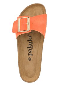 Oranje leren slide-sandaal met een brede strap en een zilveren gesp. Zachte, gestructureerde binnenzool met zwarte merkletters.