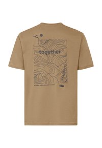 Maglietta marrone con una stampa nera di una mappa topografica, sentieri puntinati, uccelli e la parola "insieme" al centro sul retro.