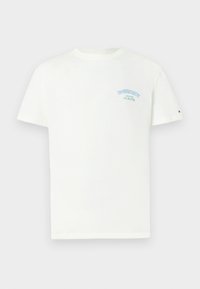 Cămașă albă din bumbac, cu mâneci scurte, guler rotund, cu text albastru deschis pe partea stângă a pieptului care spune "TRUCKER JEANS New York City."