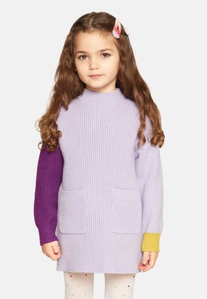 Abito maglione a costine di colore lavanda con collo alto, maniche con accenti viola e giallo, e due tasche frontali.