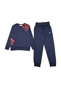 Tuta Lotto blu navy con accenti geometrici rossi sulla felpa e logo blu sui pantaloni, vita e polsini elasticizzati.