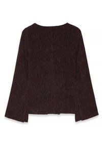 Langsleeve bruin top van een textuur met een licht gekreukeld weefsel. Beschikt over een ronde halslijn en zijopeningen aan de zoom. Eenvoudig, klassiek ontwerp.