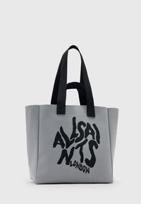Borsa a tracolla grigia con grandi manici neri e testo stilizzato in nero che recita "All Saints London" sulla parte anteriore.