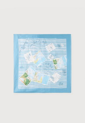 Blått skjerf med hvite striper, med spredte vintage postkort og håndskrevne brev i pastellfarger.