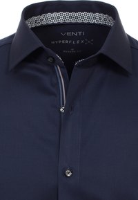 Hemd aus Baumwolle in Marineblau mit modernem Schnitt; verfügt über einen gemusterten Innenkragen und einen gestreiften Akzent neben den Knöpfen. Enthält ein Logotag.