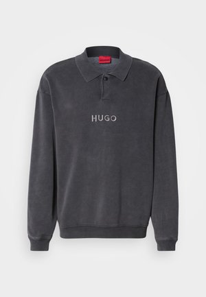 Polo de manga larga gris oscuro, con un cuello clásico, puños acanalados y el logotipo bordado "HUGO" en la parte frontal. Tejido de suave mezcla de algodón.