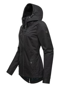 Svart vattentät jacka med huva, dragkedjestängning, justerbara snören, sidofickor och ett mönstrat foder.