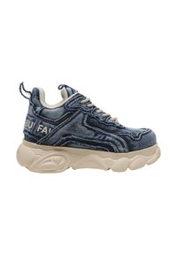 Baskets épaisses en denim bleu avec semelle beige épaisse et lacets beiges, présentant des détails de surpiqûres en relief et un texte partiel "BUFFALO" sur le talon.