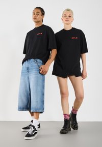 YOURTURN UNISEX - Nyomott mintás póló - true black