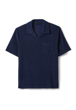 Marineblauw poloshirt met korte mouwen, een campkraag en een borstzakje, platgelegd op een witte achtergrond.
