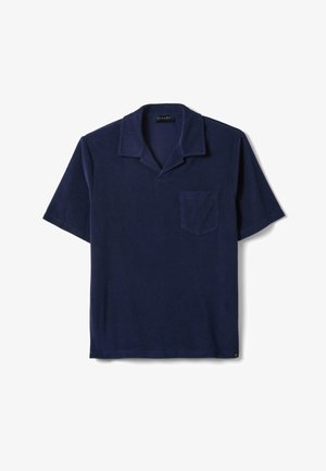 Marineblauw poloshirt met korte mouwen, een campkraag en een borstzakje, platgelegd op een witte achtergrond.