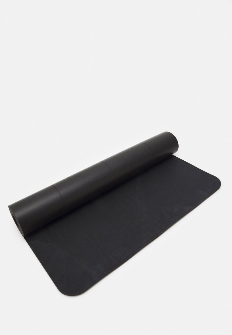 Tapete de yoga preto desenrolado a meio, feito de material de borracha texturizada, com bordas arredondadas e uma superfície lisa e antiderrapante.