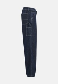 Sötétkék farmer cargo nadrág, több oldalsó zsebbel és kontrasztos varrással, oldalról bemutatva, fehér háttér előtt.